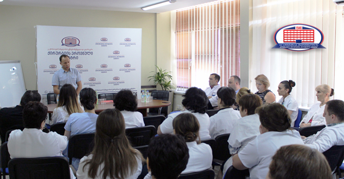 Руководитель сосудистого отделения центра неврологии Минска, в Национальном центре хирургии представил доклад о вопросах ведения инсульта.